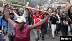 Des partisans du candidat de l’opposition Raila Odinga marchent à Kibera, Nairobi, Kenya, 12 août 2017.