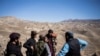 Para anggota pasukan tentara Taliban berdiri di lembah Mes Aynak, yang berjarak sekitar 40 kilometer di sebelah barat daya Kabul, Afghanistan, pada 30 Oktober 2021. (Foto: AP/Ahmad Halabisaz)
