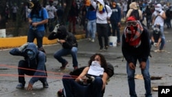 Las protestas en Venezuela han atrapado a los periodistas en la violencia.