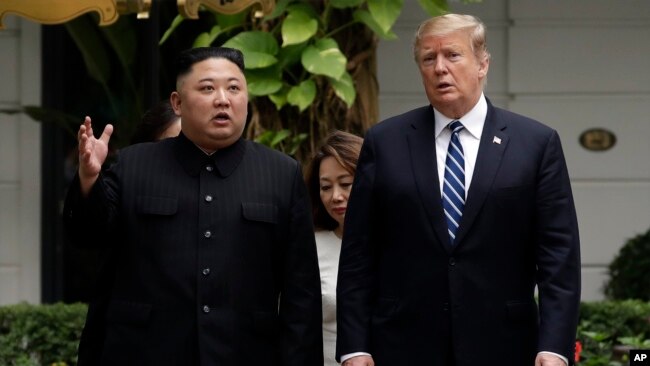  美國總統特朗普和朝鮮領導人金正恩在越南河內索菲特傳奇大都會酒店會晤后並肩行走。（2019年2月28日）