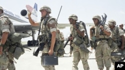 Des membres du 3e bataillon du 9e régiment américain embarquent à bord de leur à destination de l'aéroport de Mogadiscio, Somalie, 19 janvier 1993. 