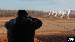 En esta imagen, distribuida por el gobierno de Corea del Norte, el líder del país, Kim Jong Un, supervisa una prueba de misiles, en Corea del Norte, el 18 de marzo de 2024. 