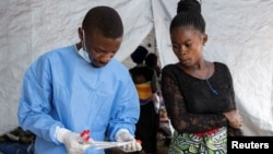 Un agent de santé congolais s'apprête à prélever un échantillon pour le dépistage d'une patiente craignant être atteinte du virus Mpox, le 29 août 2024. REUTERS / Arlette Bashizi