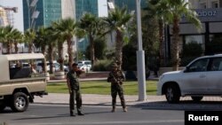Anggota pasukan keamanan Irak-Kurdi mengamankan sebuah restoran di Irbil pasca penembakan yang menewaskan seorang diplomat Turki, Rabu (17/7). 