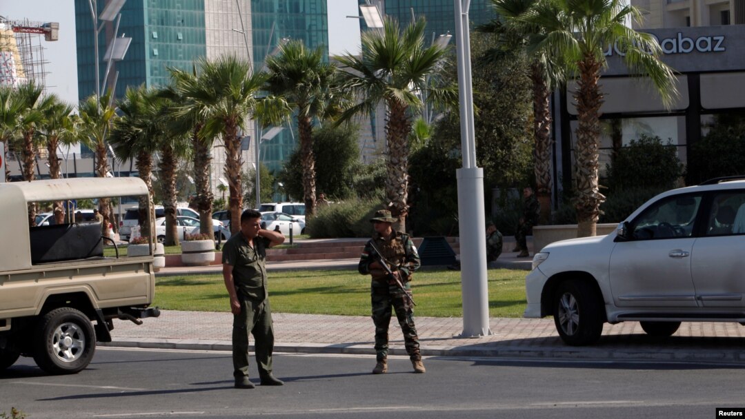 Anggota pasukan keamanan Irak-Kurdi mengamankan sebuah restoran di Irbil pasca penembakan yang menewaskan seorang diplomat Turki, Rabu (17/7). 
