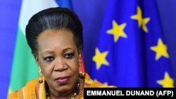 Presiden sementara Republik Afrika Tengah Catherine Samba-Panza memberikan konferensi pers mengenai dana perwalian Bekou EU untuk Republik Afrika Tengah, di Brussel, pada 26 Mei 2015. (Foto: AFP/Emmanuel Dunand)