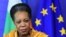 Presiden sementara Republik Afrika Tengah Catherine Samba-Panza memberikan konferensi pers mengenai dana perwalian Bekou EU untuk Republik Afrika Tengah, di Brussel, pada 26 Mei 2015. (Foto: AFP/Emmanuel Dunand)