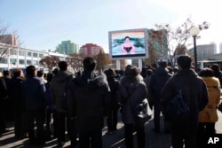 지난달 29일 평양 기차역에서 북한 주민들이 화성-15 미사일 발사에 관한 정부 성명을 대형스크린으로 시청하고 있다.