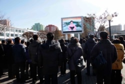 지난 2017년 11월 평양 기차역에서 북한 주민들이 화성-15 미사일 발사에 관한 정부 성명을 대형스크린으로 시청하고 있다.