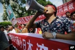 资料照：中国抗议者在日本驻上海领事馆外举行反日活动。（2012年9月18日）