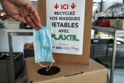 Kotak daur ulang menjadi tempat pembuangan sampah khusus masker di Chatellerault, Perancis barat, 25 Agustus 2020. (Foto: dok).
