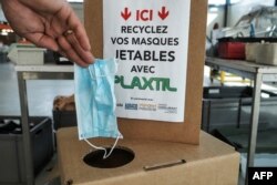 Kotak daur ulang menjadi tempat pembuangan sampah khusus masker di Chatellerault, Perancis barat, 25 Agustus 2020. (Foto: dok).