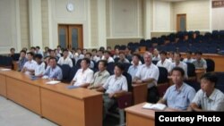 북한 평양의 김일성대학 천문학 강의 시간에 참관한 뉴질랜드 캔터베리 대학 천문학과 존 헌쇼우 교수. (둘째줄 가운데 )