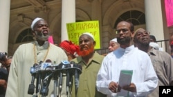 Islamic Leadership Council Members (from left) Imam Talib Abdur Rashid, Imam Al-Amim Abdul Latif, Zaheer Uddin at news conference in New York, 1 Sep 2010