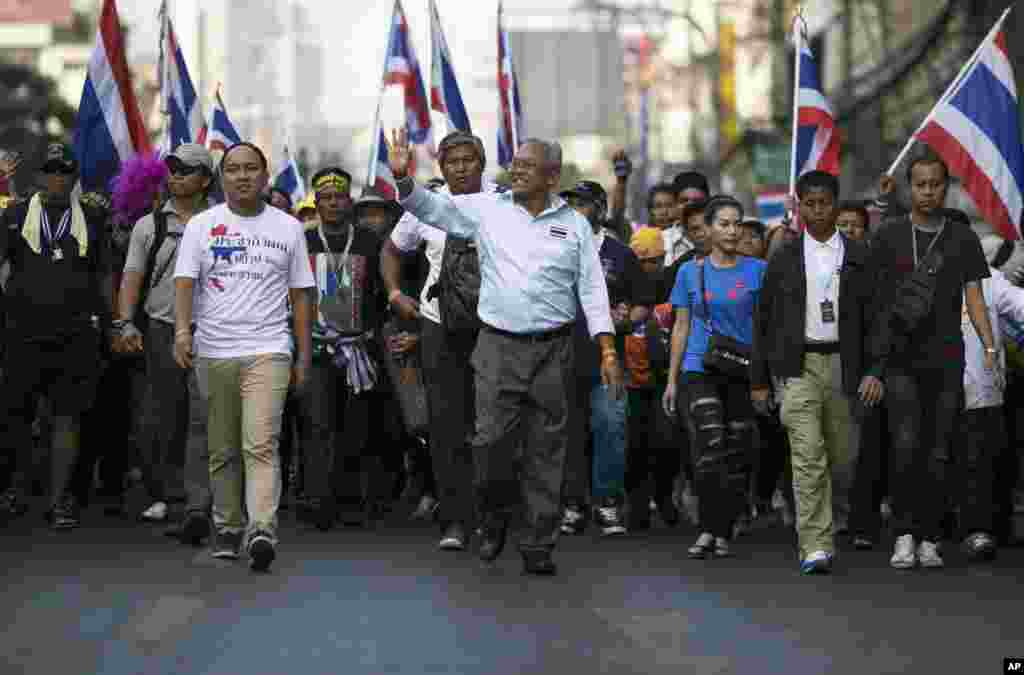 Anti-government protest leader Suthep Thaugsuban and supporters make their way to the Democracy Monument after dispersing from blocking a sport stadium in Bangkok, Dec. 24, 2013. 