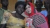 Malala rike da hoton Sarah Samuel da mahaifiyarta Rebecca Samuel daya daga cikin wadanda aka sace a lokacin ziyarata Abuja 13 ga Yuli 2014.