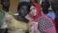 Malala rike da hoton Sarah Samuel da mahaifiyarta Rebecca Samuel daya daga cikin wadanda aka sace a lokacin ziyarata Abuja 13 ga  Yuli 2014.