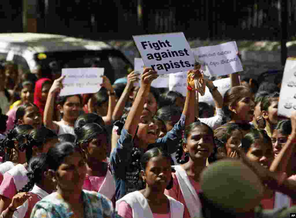 学生们12月31日加入在印度海得拉巴举行的抗议示威行列。