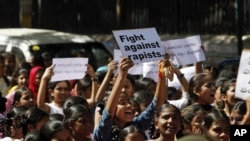 Sejumlah mahasiswi berpartisipasi dalam demonstrasi anti-pemerkosaan di Hyderabad, India. (Foto: Dok)