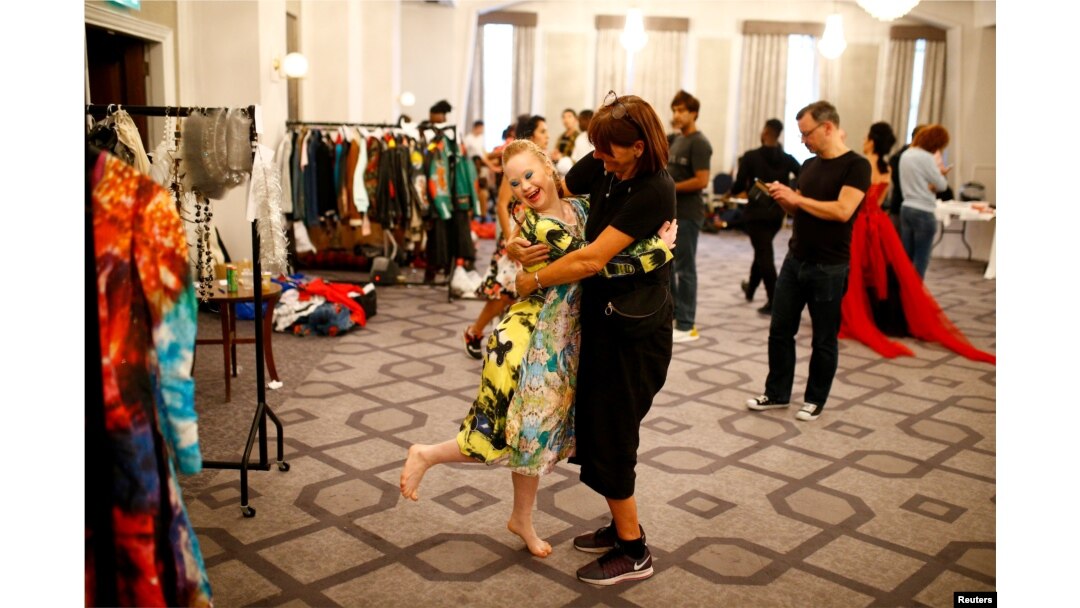 Madeline Stuart, penyandang Down Syndrome, bersiap di belakang panggung untuk peragaan Soiree di Pekan Mode Perempuan London, di London, Inggris, 16 September 2018.