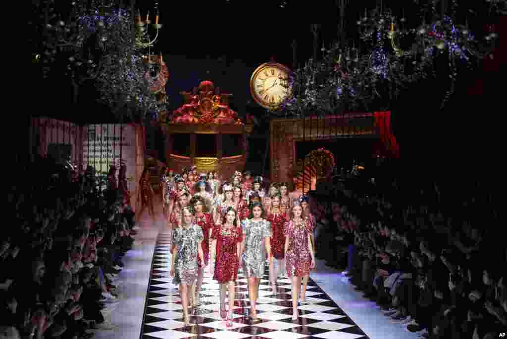 이탈리아 밀란에서 열린 2016-2017 가을/겨울 패션쇼에서 모델들이 돌체앤가바나의 컬렉션 의상을 선보이고 있다.