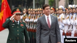 Bộ trưởng Quốc phòng Hoa Kỳ Mark Esper (phải) và Bộ trưởng Quốc phòng Việt Nam Ngô Xuân Lịch, Hà Nội, 20/11/2019.