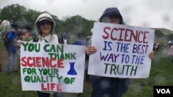 En Washington la gente lleva carteles que dicen: “La ciencia es el mejor camino a la verdad”. Foto: Gesell Tobias/VOA.