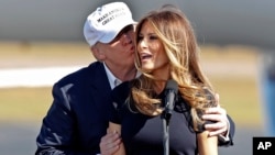 Melania es extremadamente cuidadosa a la hora de hablar sobre su vida matrimonial con Trump, a quien conoció en una fiesta de la Semana de la Moda de Nueva York en 1998.