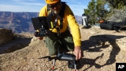 Seorang pegawai Taman Nasional Grand Canyon mengoperasikan drone di taman nasional itu pada 2016. 