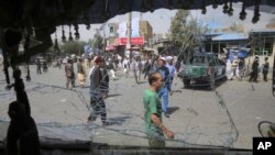 Suasana di sekitar lokasi ledakan bom bunuh diri di Kabul, Afghanistan, terlihat dari dalam bis yang kacanya hancur, 7 Agustus 2019. 