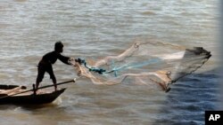一位漁民在金邊的湄公河上撒網。（資料照）