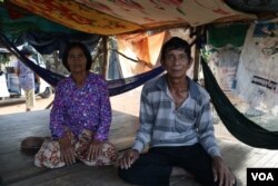 Chhun Vean's parents, Chek Chhun (right) and Hul Vun, said the court’s arrest order targeting their son is unjust. (Sun Narin/VOA Khmer)