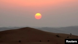 Matahari terbenam di padang pasir Rub' al-Khali, Arab Saudi (Foto: dok). 