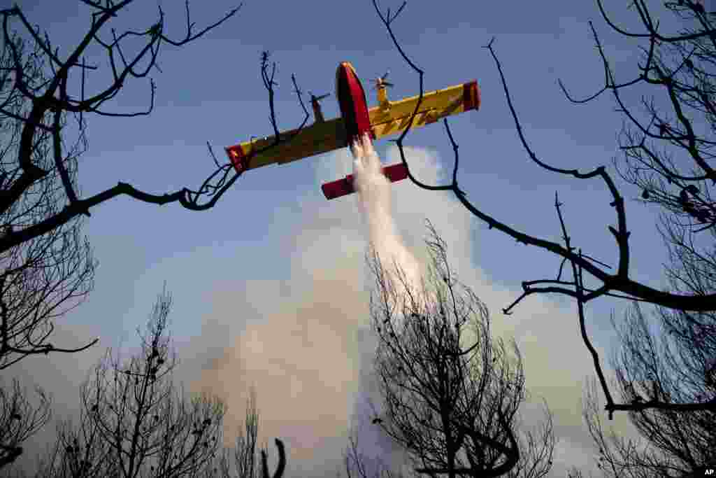 خاموش کردن آتش توسط هواپیمای مجهز به مواد ضدحریق در آتن یونان