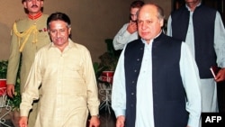 پاکستان کے وزیرِ اعظم نواز شریف اور آرمی چیف جنرل پرویز مشرف کی چار جولائی 1999 کو ملاقات۔