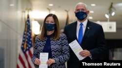 El vicepresidente Mike Pence, junto a su esposa Karen Pence, en el edificio del Condado de Indianápolis, donde depositaron su voto el 23 de octubre de 2020.