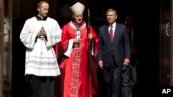 El presidente de la Corte Suprema, John Roberts, sale de la Catedral de San Mateo en Washington, luego de la tradicional Misa Roja, que tradicionalmente antecede al inicio del período de sesiones del máximo tribunal. A su lado el cardenal Donald Wuerl, Arzobispo de Washington.