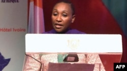 Le ministre Raymonde Goudou Coffie, donne un discours lors d'une conférence sur le VIH, à Abidjan, le 9 décembre 2017.