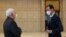 Sur cette photo publiée par l'agence de presse officielle syrienne SANA, le président syrien Bachar al-Assad, à droite, porte un masque alors qu'il s'entretient avec le ministre iranien des Affaires étrangères Mohammad Javad Zarif.