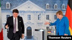 La canciller alemana Angela Merkel se reunió con el primer ministro italiano Giuseppe Conte, en el Palacio de Meseberg.