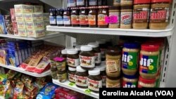 Algunos de los productos que ofrecen en un bodegón de Caracas. En otros, más grandes, venden productos refrigerados, congelados, artículos de limpieza y juguetes. 