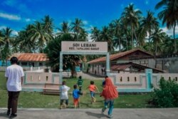 Anak anak murid Sekolah Dasar Lebani, Kecamatan Tapalang Barat, berlari dengan semangat ketika para relawan mengajaknya belajar. Senin, 15 Maret 2021. (Foto: Courtesy/Saleh Mandar/Pokja Pendidikan Mamuju)