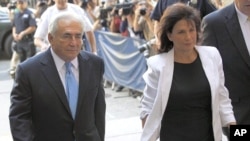 ອະດີດຫົວໜ້າອົງການກອງທຶນສາກົນ IMF ທ່ານ Dominique Strauss-Kahn ແລະພັນລະຍາຂອງທ່ານ ນາງ Anne Sinclair ໄປຮອດສານສູງສຸດຂອງລັດນິວຢອກ (1 ກໍລະກົດ 2011)