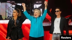 U.S. Democratic presidential nominee Hillary Clinton joins performers Jennifer Lopez and Marc Anthony at a campaign concert in Miami, Florida, Oct. 29, 2016. 