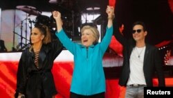 美国民主党总统候选人希拉里·克林顿同支持她的歌手詹妮弗·洛佩茲和马克·安东尼在竞选音乐会上（2016年10月29日）