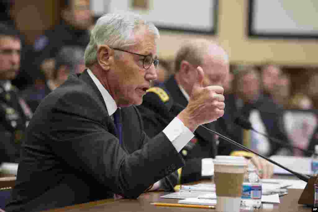 Menteri Pertahanan Chuck Hagel, ditemani oleh Kepala Ketua Gabungan Jenderal Martin Dempsey, bersaksi di Capitol Hill sebelum persidangan tentang militan ISIS, Washington, 13 November 2014.