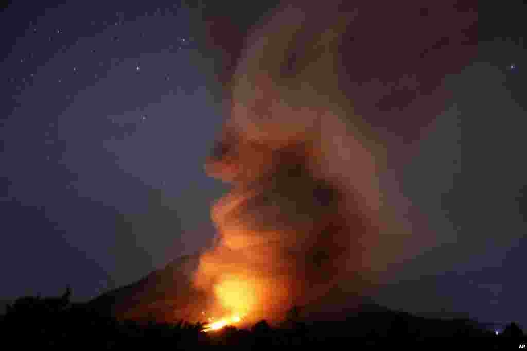 Gunung Sinabung menyemburkan arus piroklastik, seperti terlihat dari Tiga Kicat, Sumatra Utara, Indonesia.