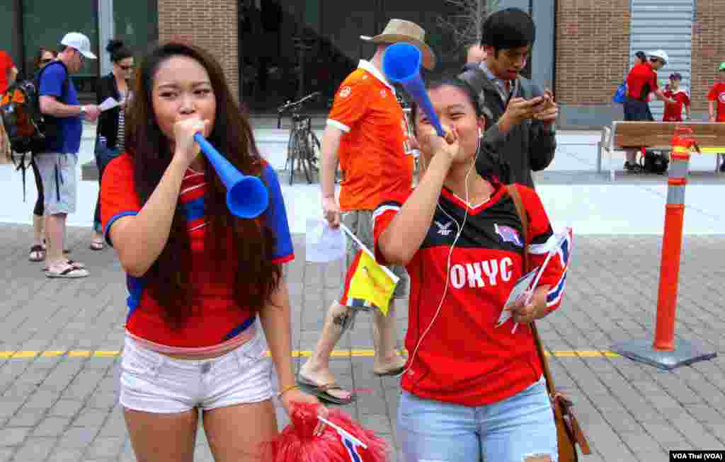 Thai Football fans in Ottawa