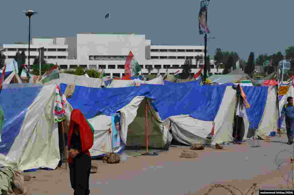پاکستان کے دارالحکومت اسلام آباد میں حکومت مخالف دھرنے ایک ماہ سے جاری ہیں۔
