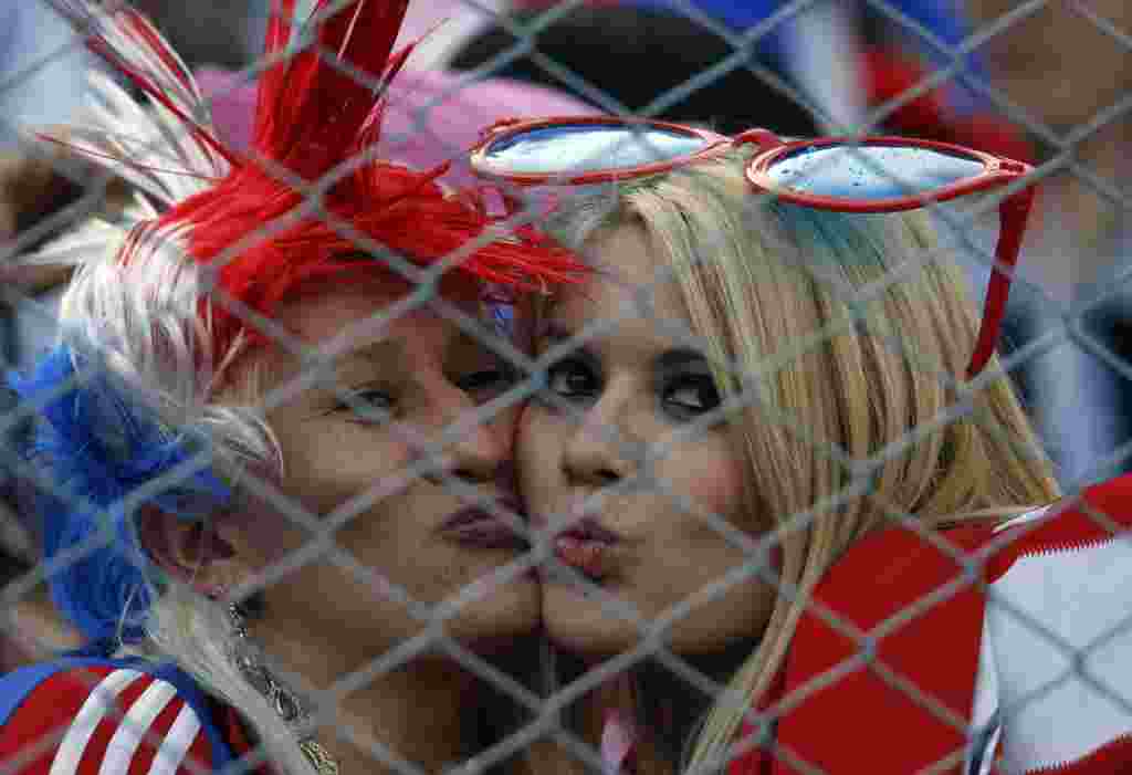 Paraguay's soccer fans cheer before the Copa America final match between Paraguay and Uruguay in Buenos Aires, Argentina, Sunday, July 24, 2011. (AP Photo/Roberto Candia)